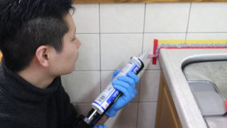 キッチン横のコーキング処理を致しました！