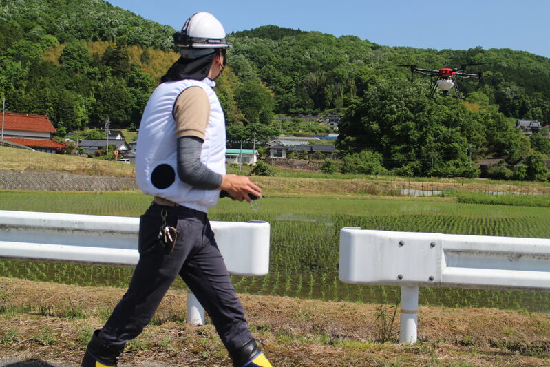ドローンによる農薬散布の様子