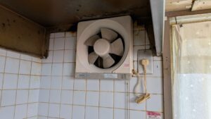 便利屋万による分解清掃後。頑固な油汚れが落ちて真っ白になった換気扇のアフター写真