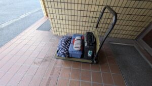 広島市西区での家具移動・組立に使用する台車と工具・養生セット（スリッパ持参）