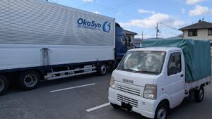 広島市内にて大型トラックからの荷下ろし作業中。便利屋万が作業員10名を手配し、チームで搬入作業を行っている様子。