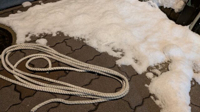 【広島市】事務所前の坂道で車がスタック！元消防士の「ロープワーク」で緊急救助しました（地域貢献活動）