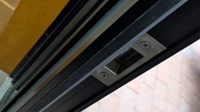 【広島市東区】玄関ドアが閉まりにくい…。交換不要！「建付け調整」だけでスムーズに直しました