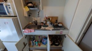 広島市で亡くなられたご親族の遺品整理（本棚・キッチン・机）を行う便利屋 万（べんりや ばん）の作業風景。元消防士による丁寧な仕分け。