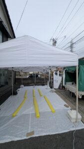 広島市安佐南区の法人様より毎月定期依頼を受け、テント設営を行う便利屋 万（べんりや ばん）の作業風景。元消防士による確実なロック確認と安全管理。