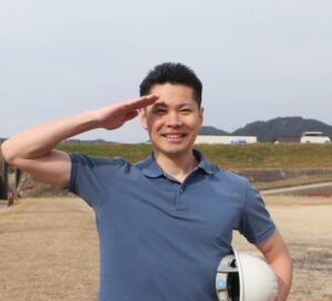 広島市の「便利屋 万(ばん)」代表の前田健文。元消防士の経験と体力を活かし、庭木の剪定から重量物運搬まで安全・確実に対応します。