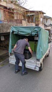 広島市安佐北区の法人様より毎月定期依頼を受け、5名体制で荷物の搬出作業を行う「広島の便利屋 万（べんりや ばん）」