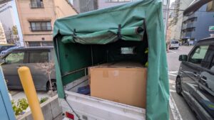 広島市にて法人様より依頼を受け、トラックからの車上受け渡しで医療器具の搬入を行う「広島の便利屋 万(べんりや ばん)」。元消防士が2名体制で安全に運搬。