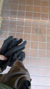 広島市西区にて、リフォームに伴う2回目の仏壇移動を行う「広島の便利屋 万(べんりや ばん)」。元消防士が1名体制で慎重に対応。