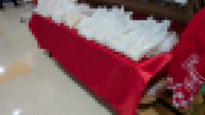 広島市中区舟入にて、県外企業の代理として物販（販売）作業を行う便利屋万のスタッフ。イベント会場での接客・販売サポートの様子。