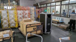 広島市内の配送センターにて、大阪から届いた荷物を代理で引き取る便利屋万の様子。軽トラックへ積み込み、現場へ配送・回収・返送までを一括対応。