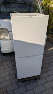 広島市東区の拠点にて、広島の便利屋 万（べんりや ばん）がプロの技術で清掃・除菌した高年式冷蔵庫（AQUA 2021年製）。