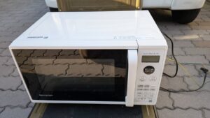 広島市東区の拠点にて、広島の便利屋 万（べんりや ばん）が清掃・動作確認を行った高年式オーブンレンジ（SHARP 2021年製）。