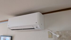 広島市東区にて、リビング23畳用の大型エアコン（ダイキン製）の取付作業を行う「広島の便利屋 万（べんりや ばん）」の専門スタッフ。