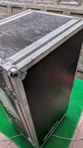 広島市安佐南区にて、関西圏の法人様より依頼を受け美容機器の運搬・搬入代行を行う「広島の便利屋 万（べんりや ばん）」。作業員2名で安全確実に対応。