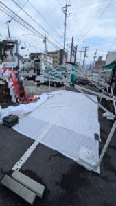 広島市にて、毎月定期でご依頼いただいているイベント用テントの設営を行う「広島の便利屋 万(べんりや ばん)」。元消防士が安全第一で対応。