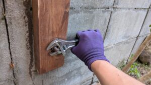 広島市安芸区にて、お客様がDIYされたフェンスの支柱交換作業を行う「広島の便利屋 万（べんりや ばん）」。