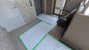 広島市安佐南区にて、リフォーム会社様よりご依頼を受け、丁寧な養生作業を行う「広島の便利屋 万(べんりや ばん)」。元消防士の几帳面さが光ります。