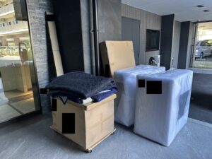 広島市佐伯区にて、家具屋様からのご依頼で家具の組み立て補助とシーリング取り付けを行う「広島の便利屋 万(べんりや ばん)」。