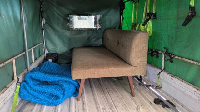 【広島市】介護施設へのソファ運搬！ご家族の大切な家財を西区から佐伯区へお届け｜広島の便利屋 万