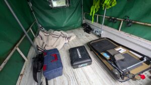 島市安芸区にて、メゾネット2階からの大型冷蔵庫の搬出とエアコン取り外しを行う「広島の便利屋 万(べんりや ばん)」。手すりを外す工夫で難所もクリア。