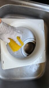 広島市安佐北区にて、法人様より毎月末の定期リピート依頼を受け、寮の清掃を2名体制で行う近所の便利屋さん「万（べんりや ばん）」。