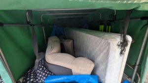 広島市中区から安佐南区へ、ご自身では運べないベッドや座椅子などの大型家具を、作業員2名の安全な連携で運搬する「便利屋 万（べんりや ばん）」。