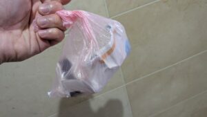 広島市中区にて、県外から出張中の女性からの早朝緊急SOSを受け、ゴキブリ駆除と室内の徹底捜索を行う近所の便利屋さん「万（べんりや ばん）」。