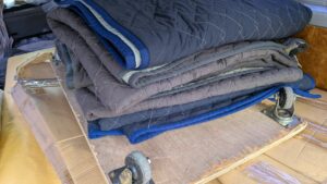 広島市東区でお客様宅へソファを搬入する便利屋 万の作業員