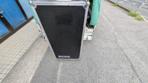 広島市安佐南区で県外の法人様から依頼された機器を運搬・搬入する便利屋 万の作業員