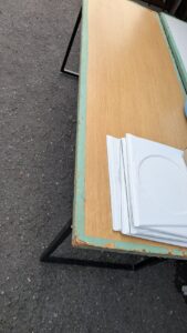 広島市安佐南区でイベント用の長机や備品の配置準備を行う便利屋 万の設営風景