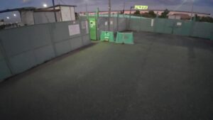 運搬中に自転車が転倒したり傷ついたりしないよう、軽トラの荷台にロープでしっかりと固定・保護する様子