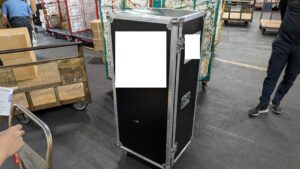 広島市安佐南区にて、運送会社の営業所から引き取った新しい美容機器を搬入し、古い機器を搬出・回収する便利屋 万